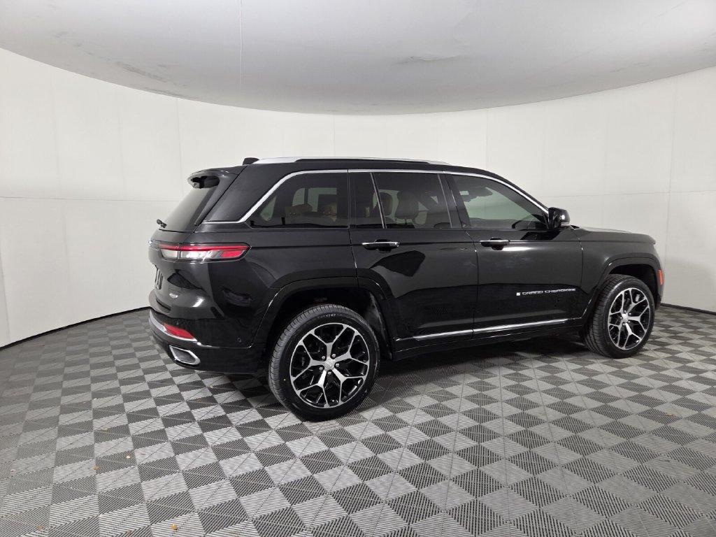 Used 2023 Jeep Grand Cherokee Summit AWD/4WD image 4