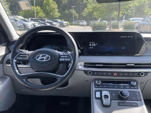Used 2024 Hyundai Palisade SEL FWD image 2