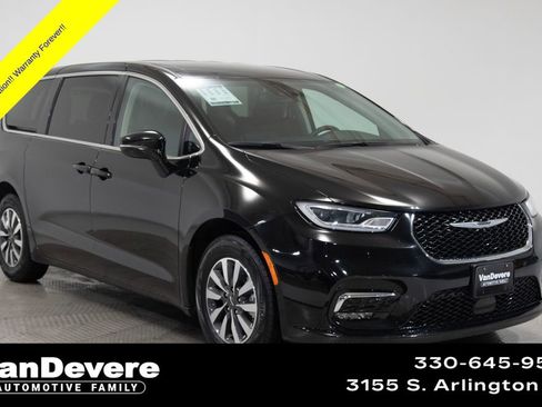 Used 2024 Chrysler Pacifica Select image 1