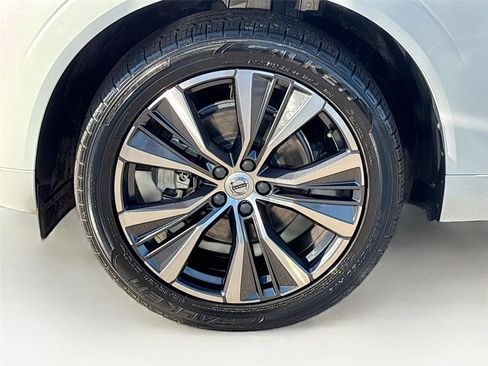 Used 2022 Volvo XC60 B5 Momentum w/ Protection Package Premier FWD image 30