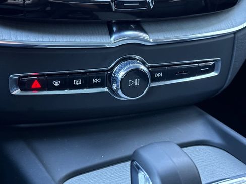 Used 2025 Volvo XC60 B5 Plus image 22