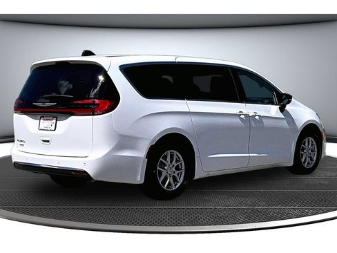 Certified 2024 Chrysler Pacifica Touring-L FWD image 18