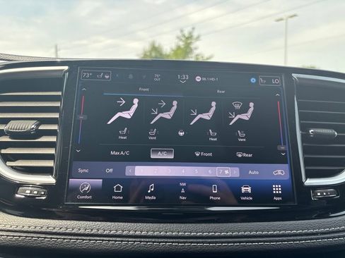 Used 2025 Chrysler Pacifica Limited FWD image 41