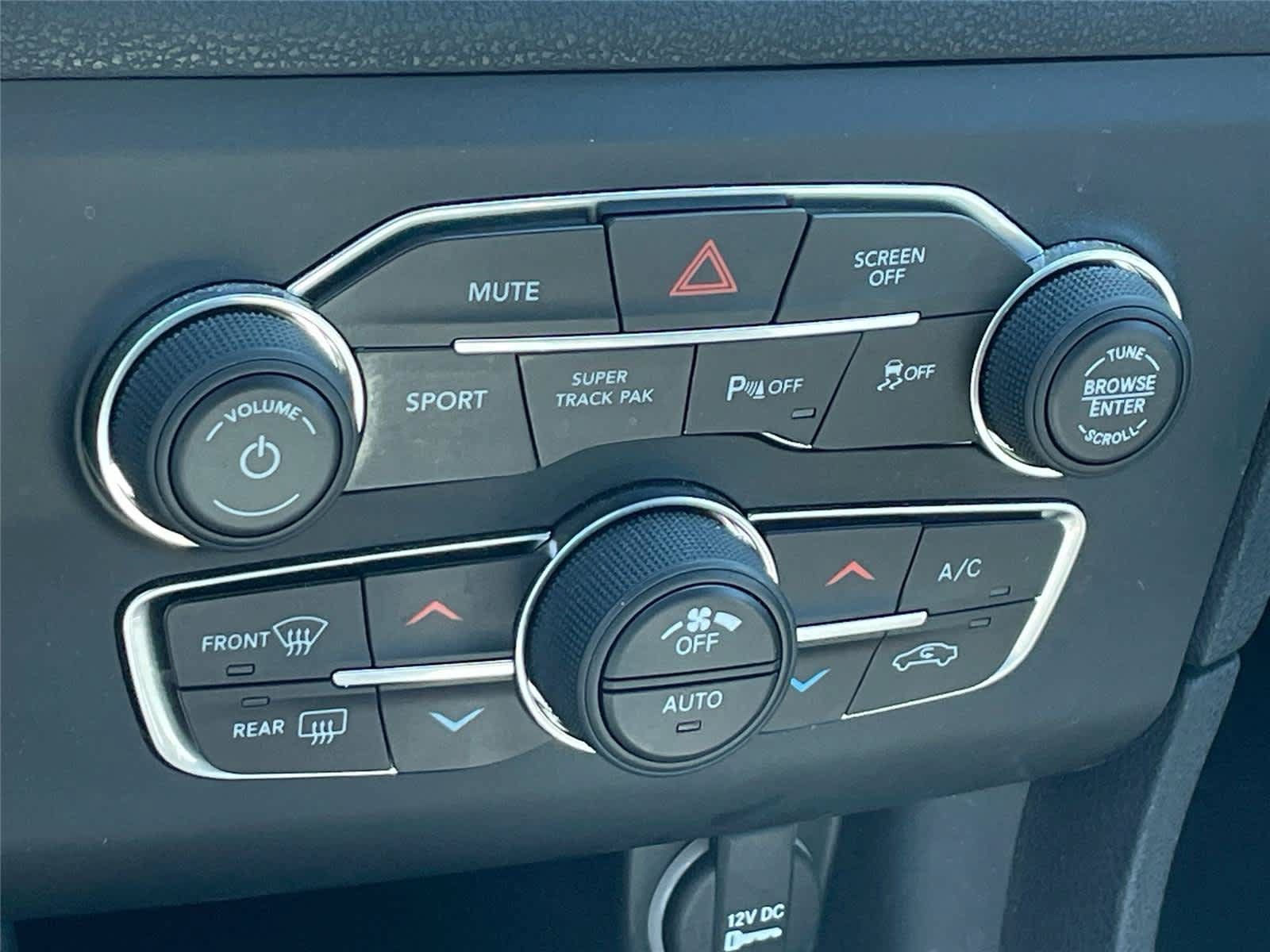 Used 2019 Dodge Charger SXT w/ Cold Weather Package AWD/4WD image 13