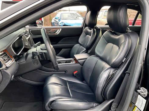 Used 2017 Lincoln Continental Premiere image 7