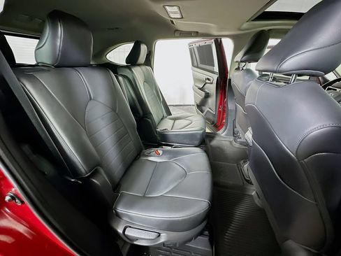 Used 2021 Toyota Highlander XLE FWD image 11