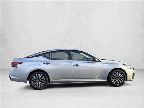 Used 2024 Nissan Altima 2.5 SV image 4
