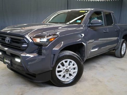 Used 2025 Toyota Tacoma SR5 AWD/4WD image 1