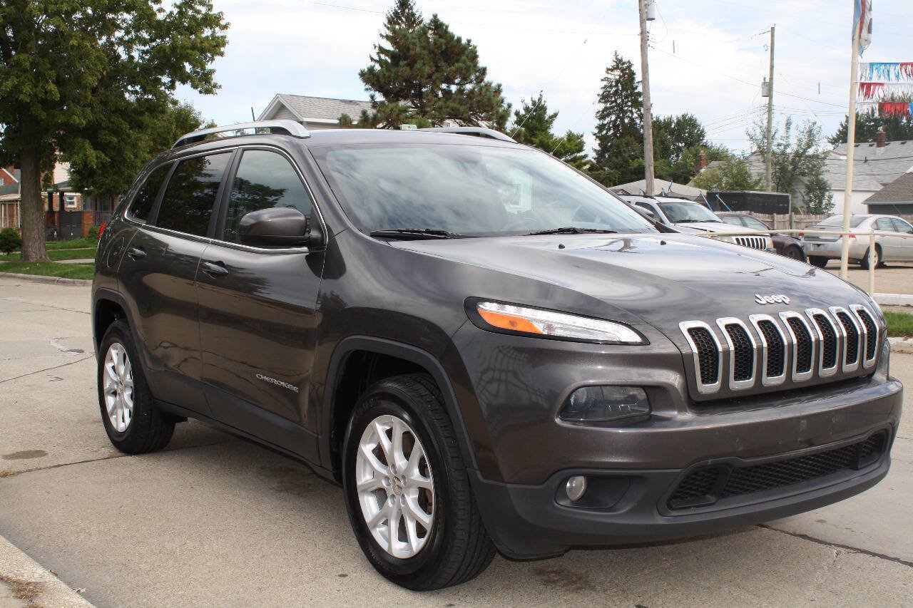 Used 2018 Jeep Cherokee Latitude Plus AWD/4WD image 4