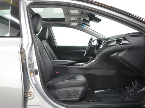 Used 2018 Toyota Camry XSE image 11