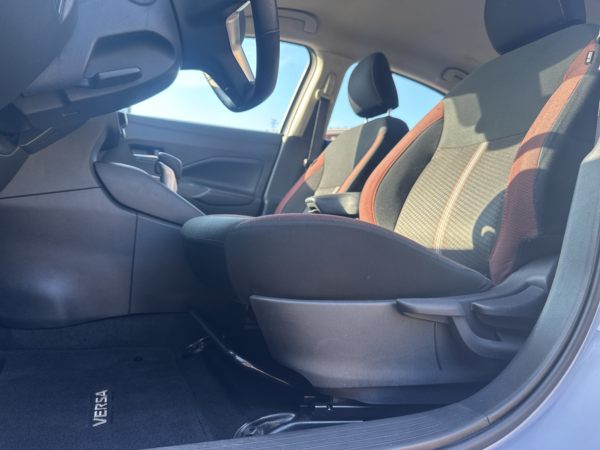 Used 2025 Nissan Versa SR FWD image 13