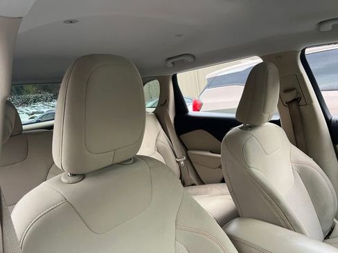 Used 2019 Jeep Cherokee Latitude w/ Popular Appearance Group image 31