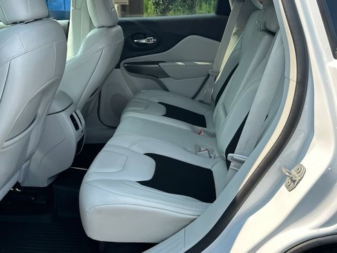 Used 2021 Jeep Cherokee Latitude Plus w/ Mopar Interior Package FWD image 17