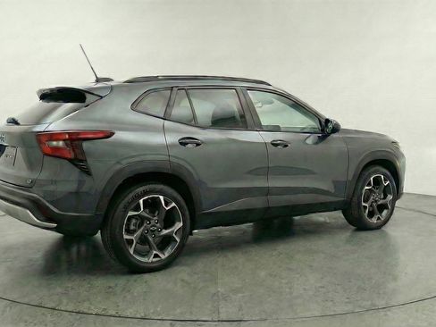 Used 2025 Chevrolet Trax LT FWD image 9