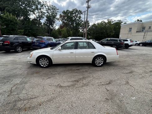 Used 2009 Cadillac DTS w/ Trunk Convenience Package FWD image 4