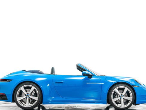 Used 2023 Porsche 911 Carrera image 2