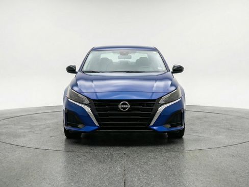 Used 2025 Nissan Altima 2.5 SV FWD image 2