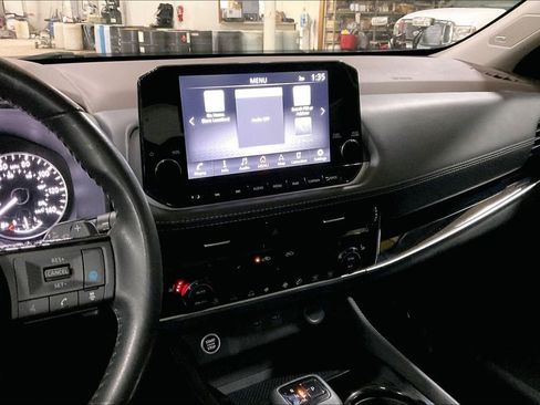 Used 2023 Nissan Rogue SL w/ SL Premium Package image 6