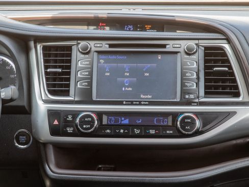 Used 2019 Toyota Highlander XLE AWD/4WD image 16