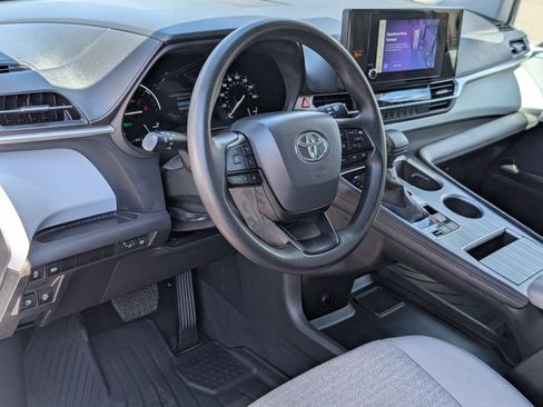 Used 2025 Toyota Sienna LE FWD image 15