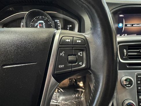 Used 2018 Volvo V60 T5 Cross Country w/ Convenience Package image 38