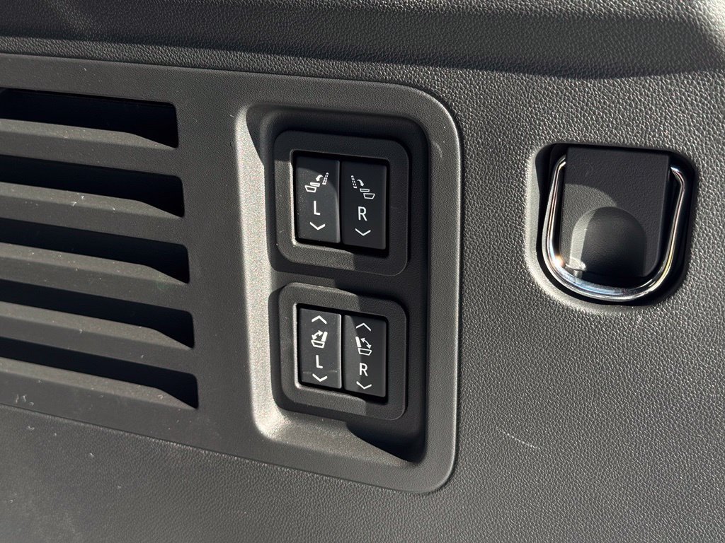 New 2027 Chevrolet Traverse RS w/ LPO, Floor Liner Package FWD image 18