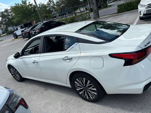 Used 2025 Nissan Altima 2.5 SV FWD image 5