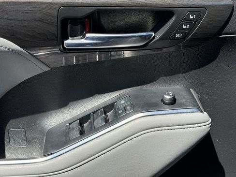 Used 2022 Toyota Highlander Limited FWD image 25