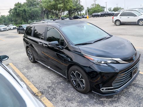 Used 2025 Toyota Sienna Platinum AWD/4WD image 7