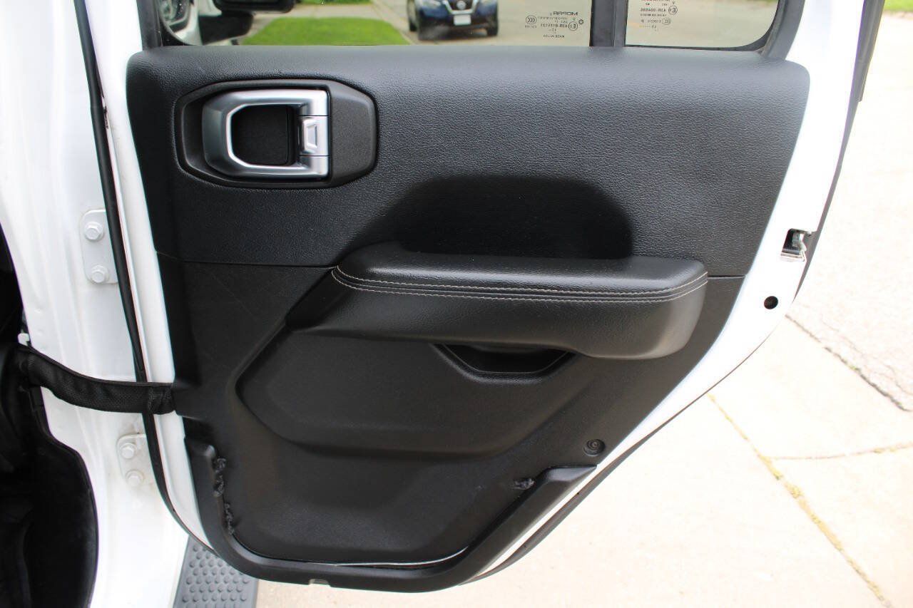Used 2018 Jeep Wrangler Unlimited Sahara w/ Uconnect 4C Nav & Sound Group AWD/4WD image 5