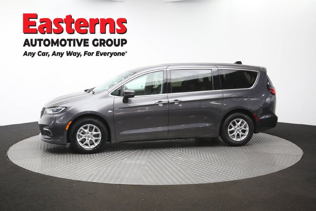 Used 2023 Chrysler Pacifica Touring-L FWD image 62