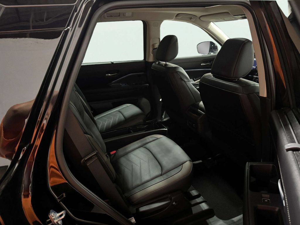 Used 2025 Nissan Pathfinder Platinum AWD/4WD image 27