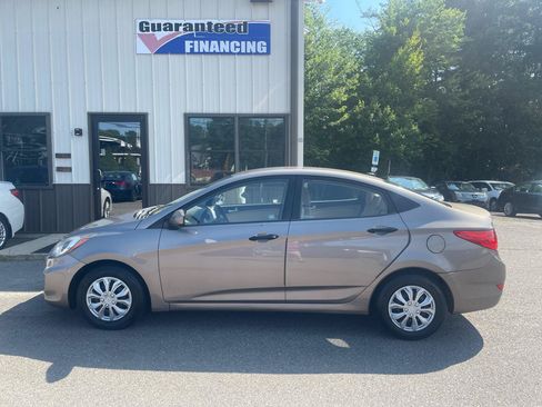 Used 2012 Hyundai Accent GLS FWD image 7