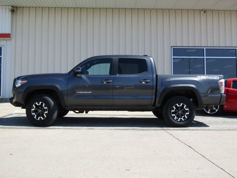 Used 2022 Toyota Tacoma TRD Off-Road w/ Technology Package image 11