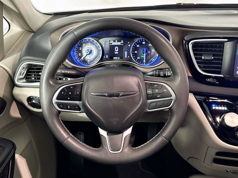 Used 2023 Chrysler Voyager LX image 21