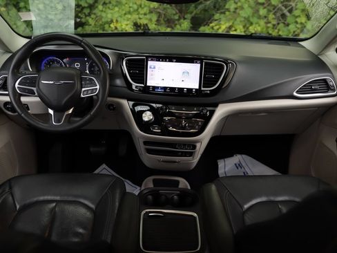 Used 2022 Chrysler Pacifica Touring-L FWD image 19