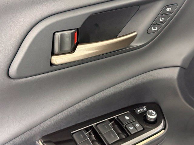 Used 2026 Toyota Crown Platinum AWD/4WD image 15