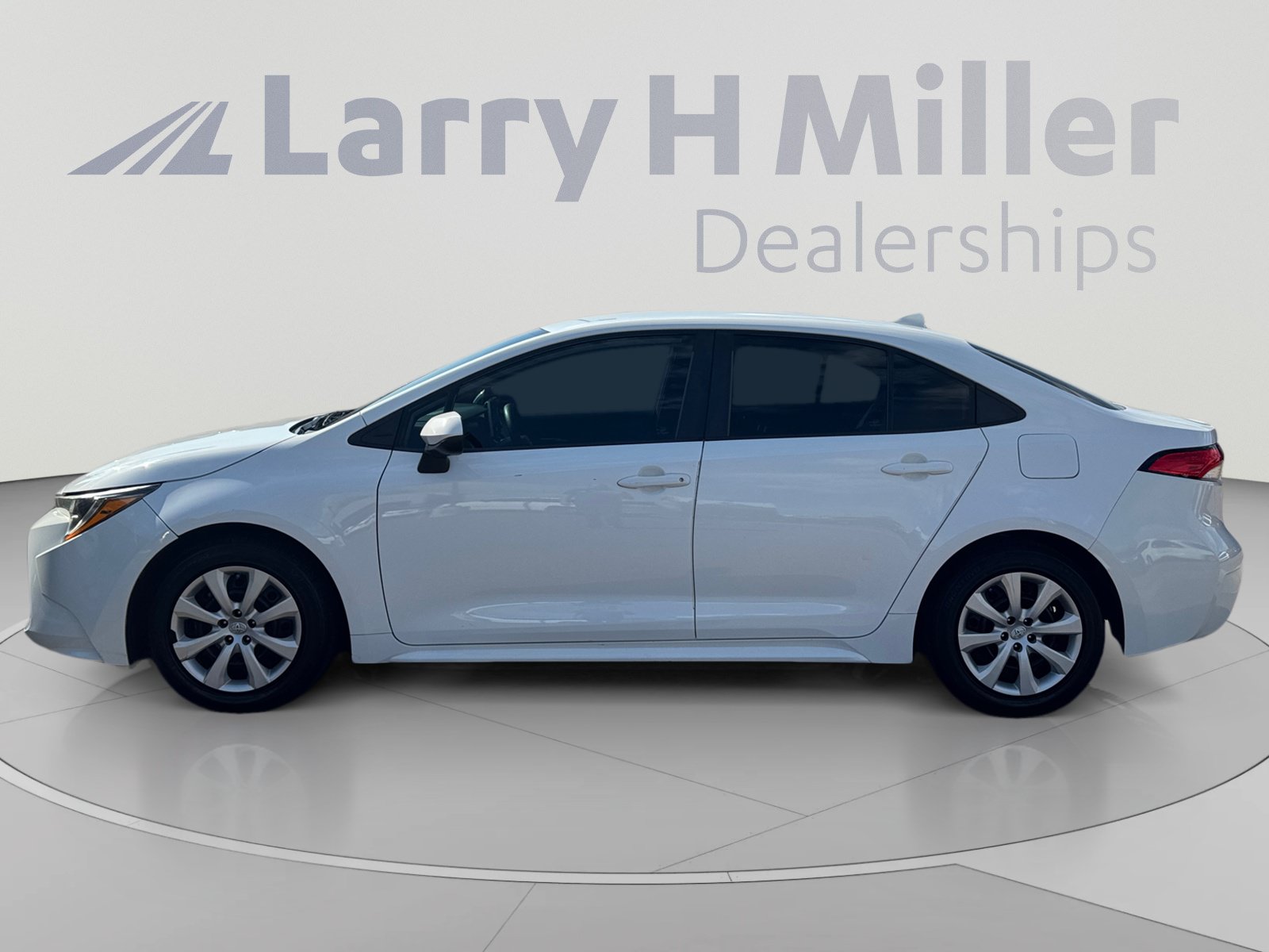Used 2020 Toyota Corolla LE w/ Carpet Mat Package (TMS) FWD image 2