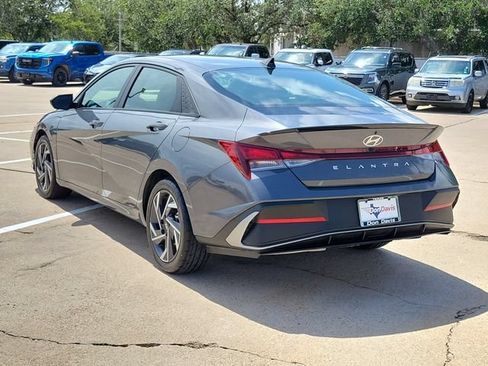 Used 2025 Hyundai Elantra Sport FWD image 4