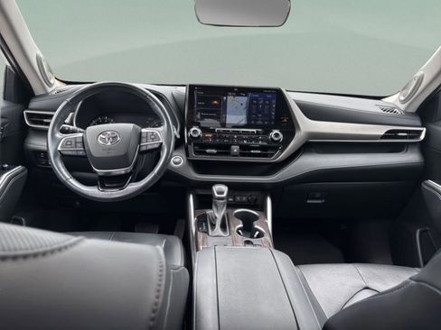 Used 2020 Toyota Highlander Limited image 11