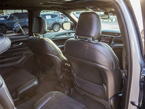 Used 2023 Jeep Grand Cherokee L Altitude image 19