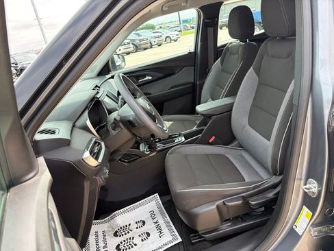 Used 2021 Chevrolet TrailBlazer LS w/ LPO, Blackout Package FWD image 10