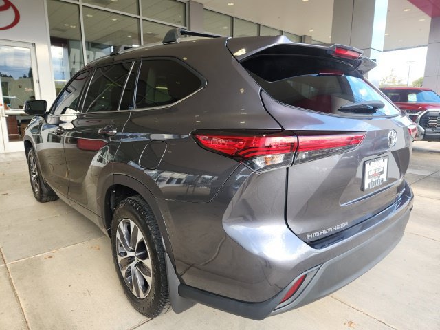 Used 2021 Toyota Highlander XLE AWD/4WD image 9