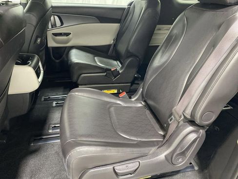 Used 2024 Kia Carnival LX FWD image 24
