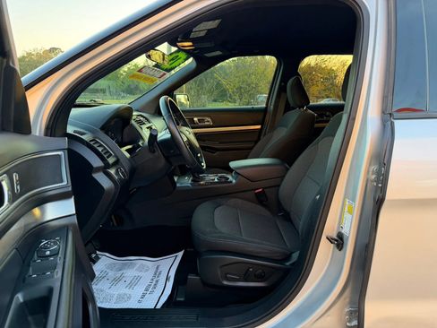 Used 2019 Ford Explorer XLT image 10