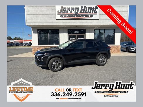 Used 2025 Chevrolet Trax LT image 1