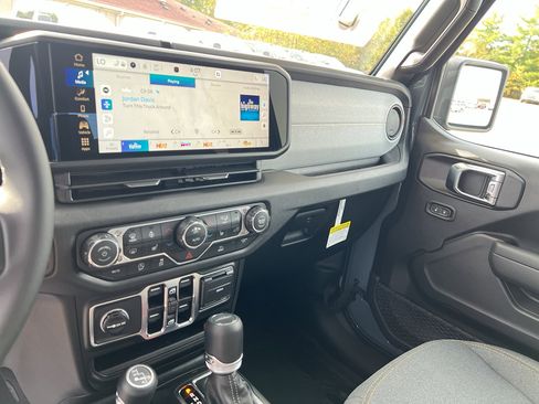 New 2025 Jeep Gladiator Sport image 27