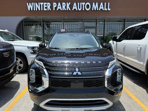 Used 2023 Mitsubishi Outlander ES FWD image 2