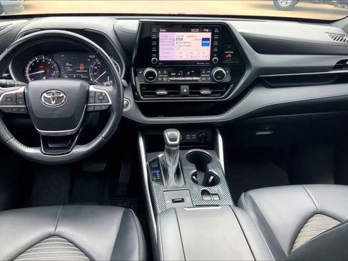Used 2022 Toyota Highlander XSE FWD image 16
