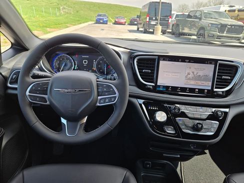 New 2026 Chrysler Pacifica Select FWD image 16